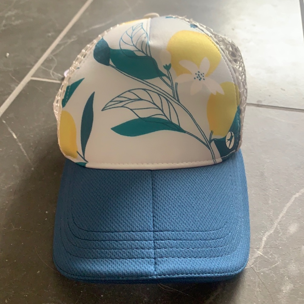 EUC Oiselle Runner Trucker Hat